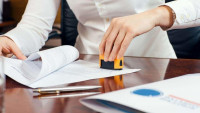Phòng Tư pháp thị xã được quyền chứng thực văn bản thỏa thuận phân chia di sản là bất động sản không?